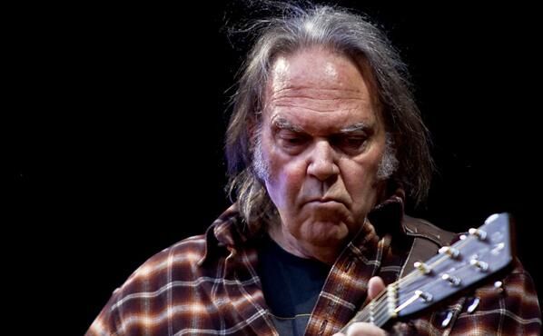 Neil Young schrijft boek over auto's, politiek en milieu